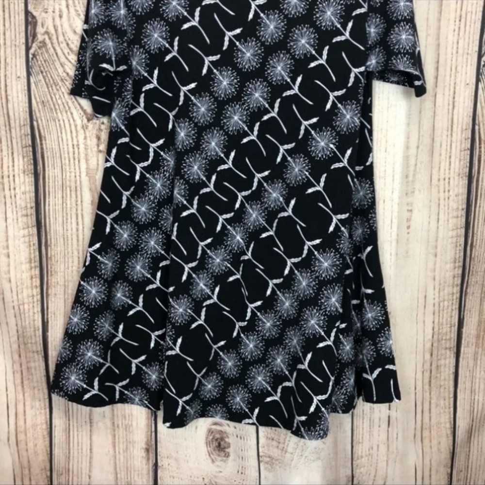 🔥5/$10🔥 LuLaRoe Black Printed Perfect T XS - Picture 6 of 7